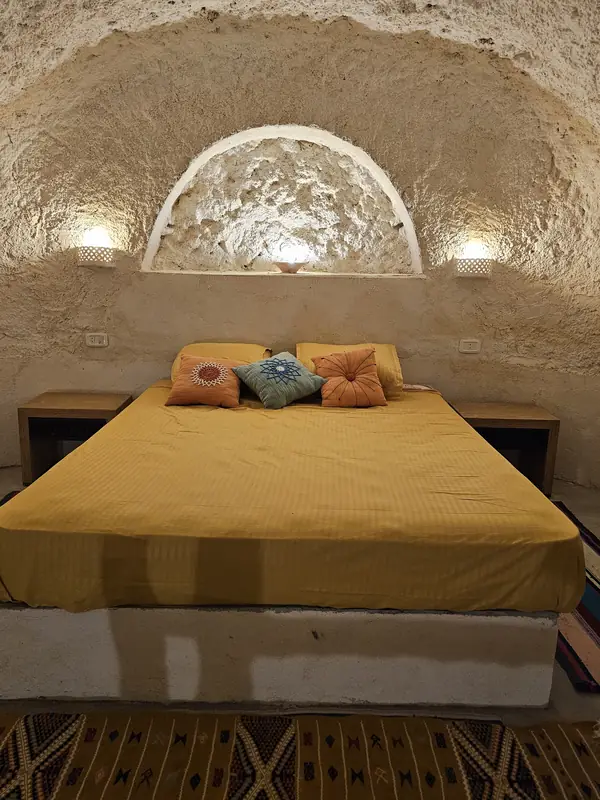 Chambre troglodyte de Dar Zmen : lit sous la voûte creusée dans la roche