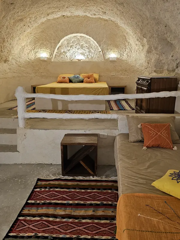 Grande chambre troglodyte avec mezzanine et kilims