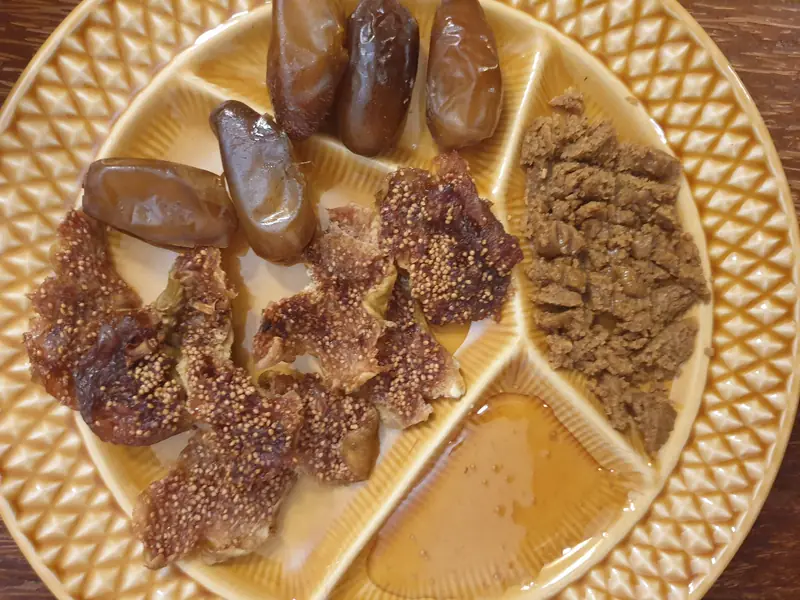 Dattes, figues séchées et miel servis à Dar Zmen