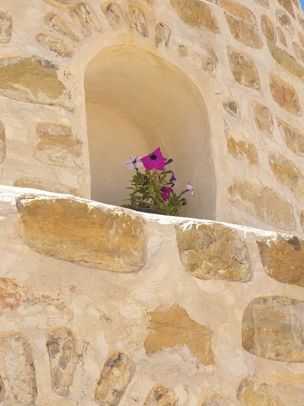 Niche fleurie dans un mur de pierre