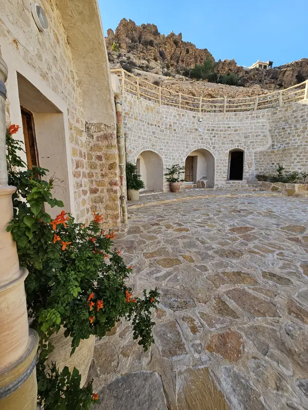 Le patio de pierre et ses fleurs