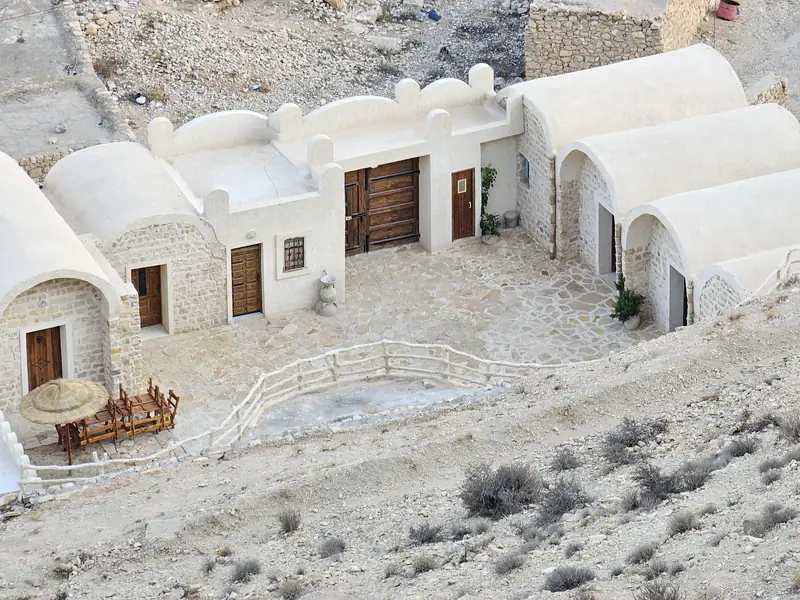 Dar Zmen vue d'en haut : la maison d'hôtes, ses chambres voûtées et son patio au cœur de Toujane